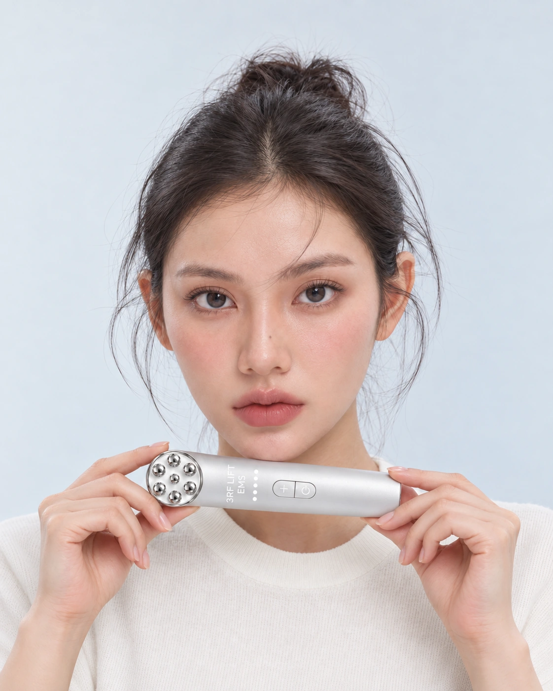 머리 전체와 자연스러운 피부 결이 보이는 LIFTICA 모델이 제품 한 대를 턱 아래에 가로로 든 클로즈업 연출